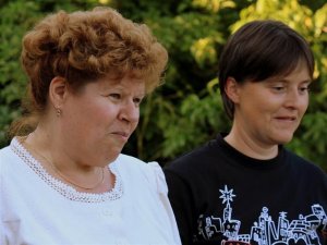 Mecsaekalja szakácsnéja (fehér blúzban) és Adri